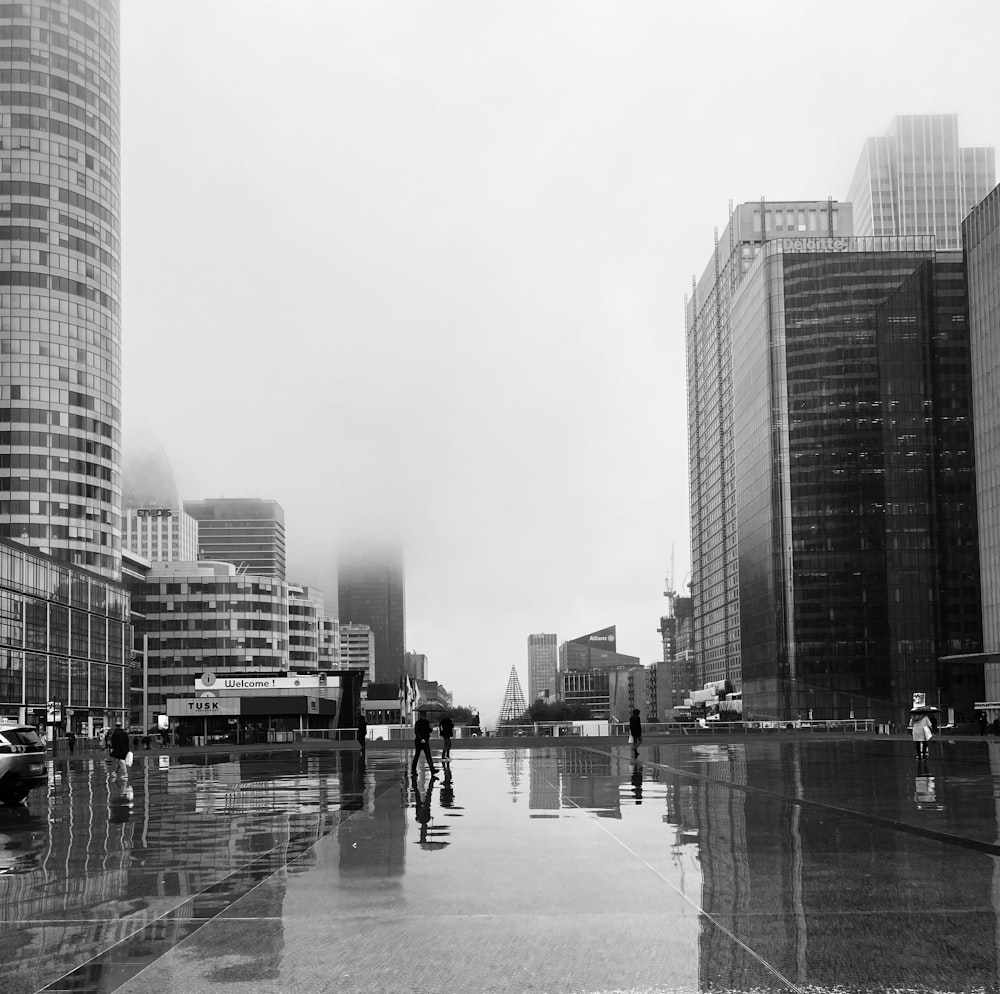 a black and white photo of a city street