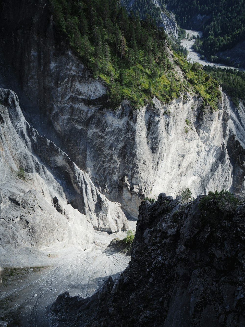 川が流れる山腹