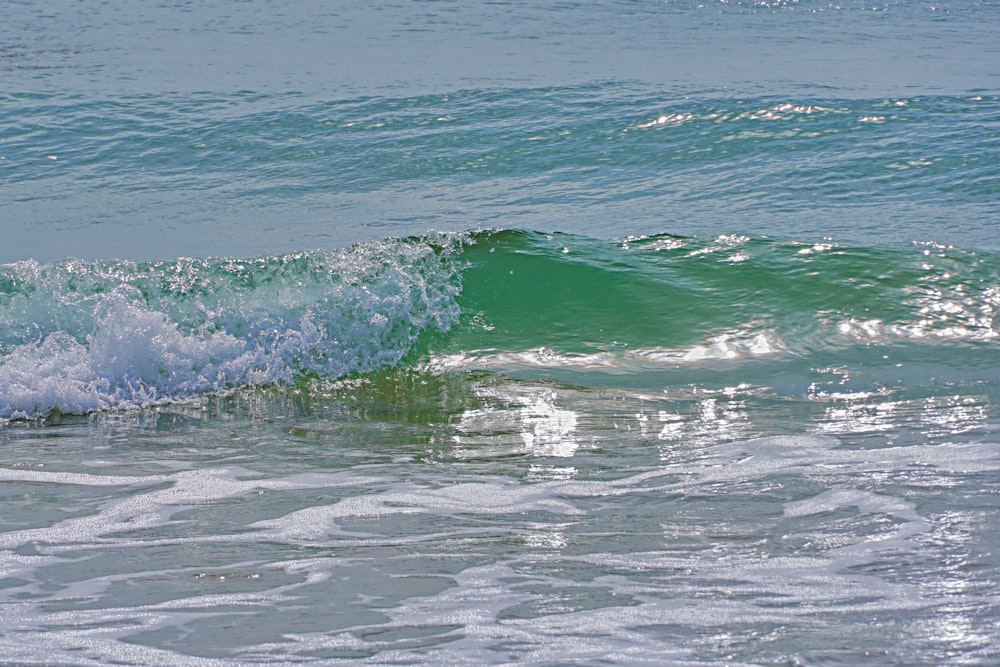 une personne surfant sur une vague sur une planche de surf