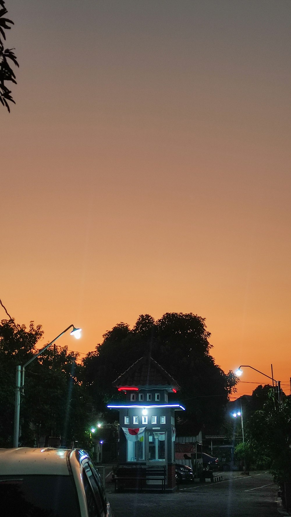 un petit bâtiment surmonté d’une enseigne lumineuse