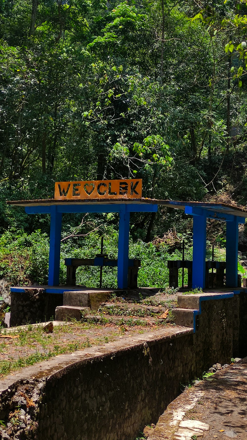 una estructura azul con un letrero que dice bienvenido