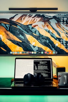 A split screen showing Windows desktop on one side and Linux terminal on the other.