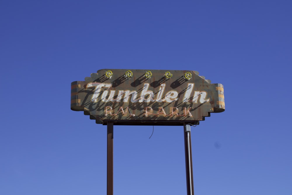 Ein Schild mit der Aufschrift "Tumblele Inn Bar and Grill"