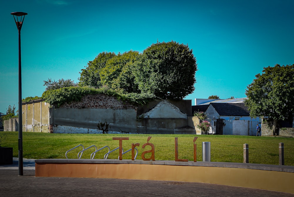 a sign that reads italia in front of a grassy field