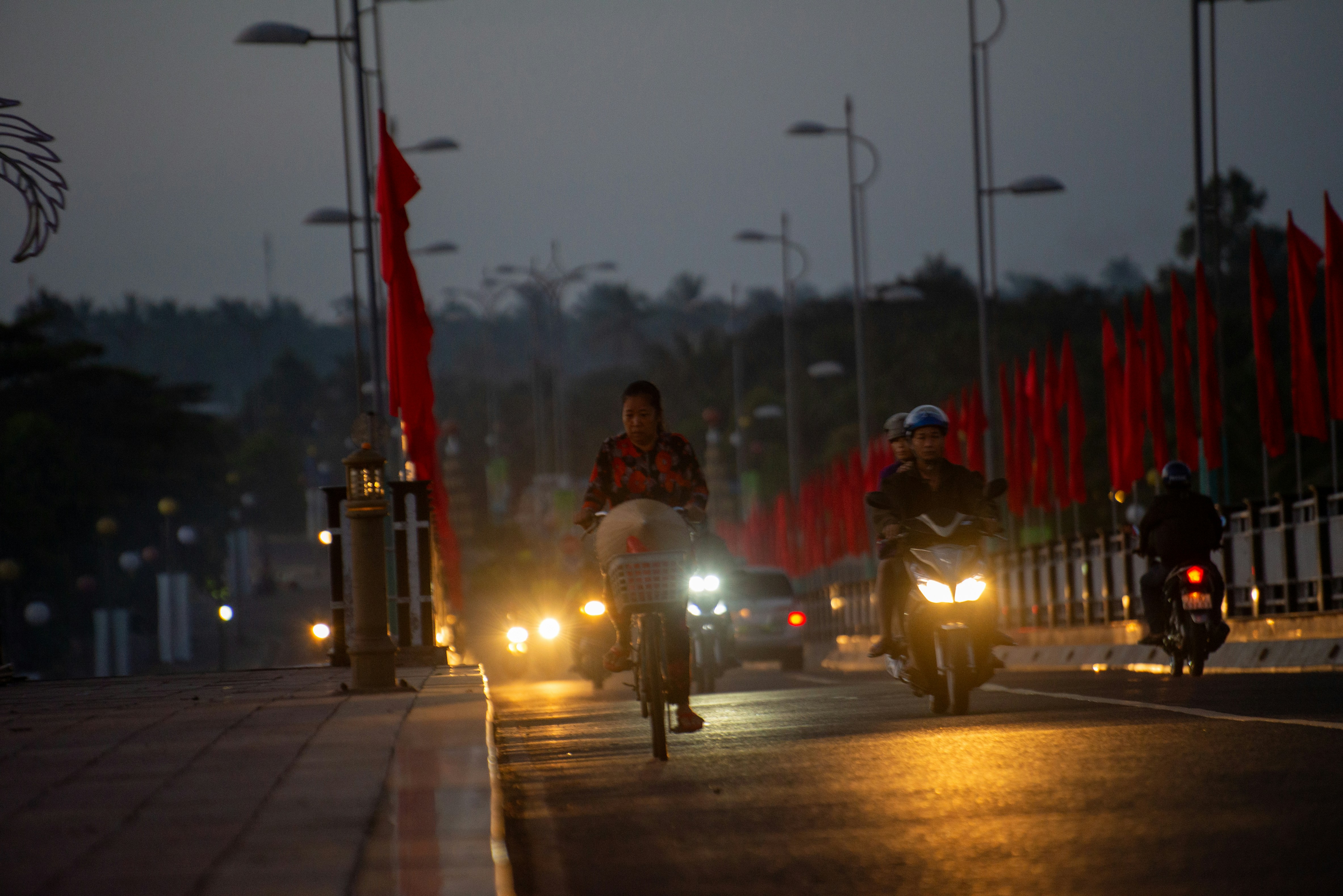Beberapa orang mengendarai sepeda motor di jalan