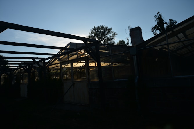 Close-up of a sturdy polyhouse frame designed to resist strong winds, set against a bright blue sky.