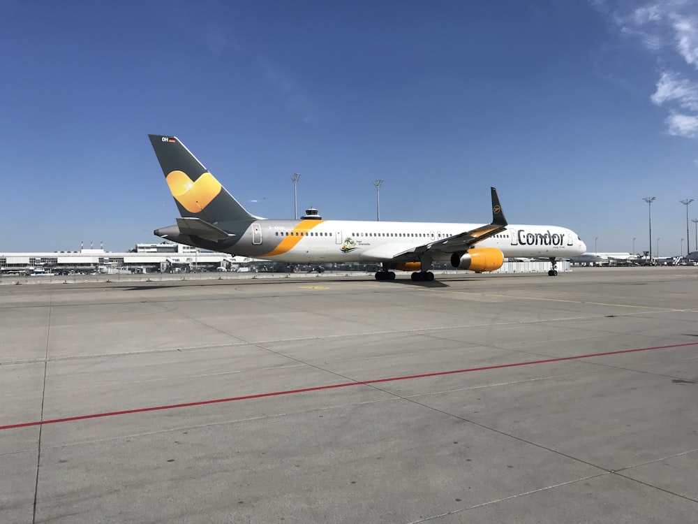 Un gros avion de ligne assis sur le tarmac d’un aéroport