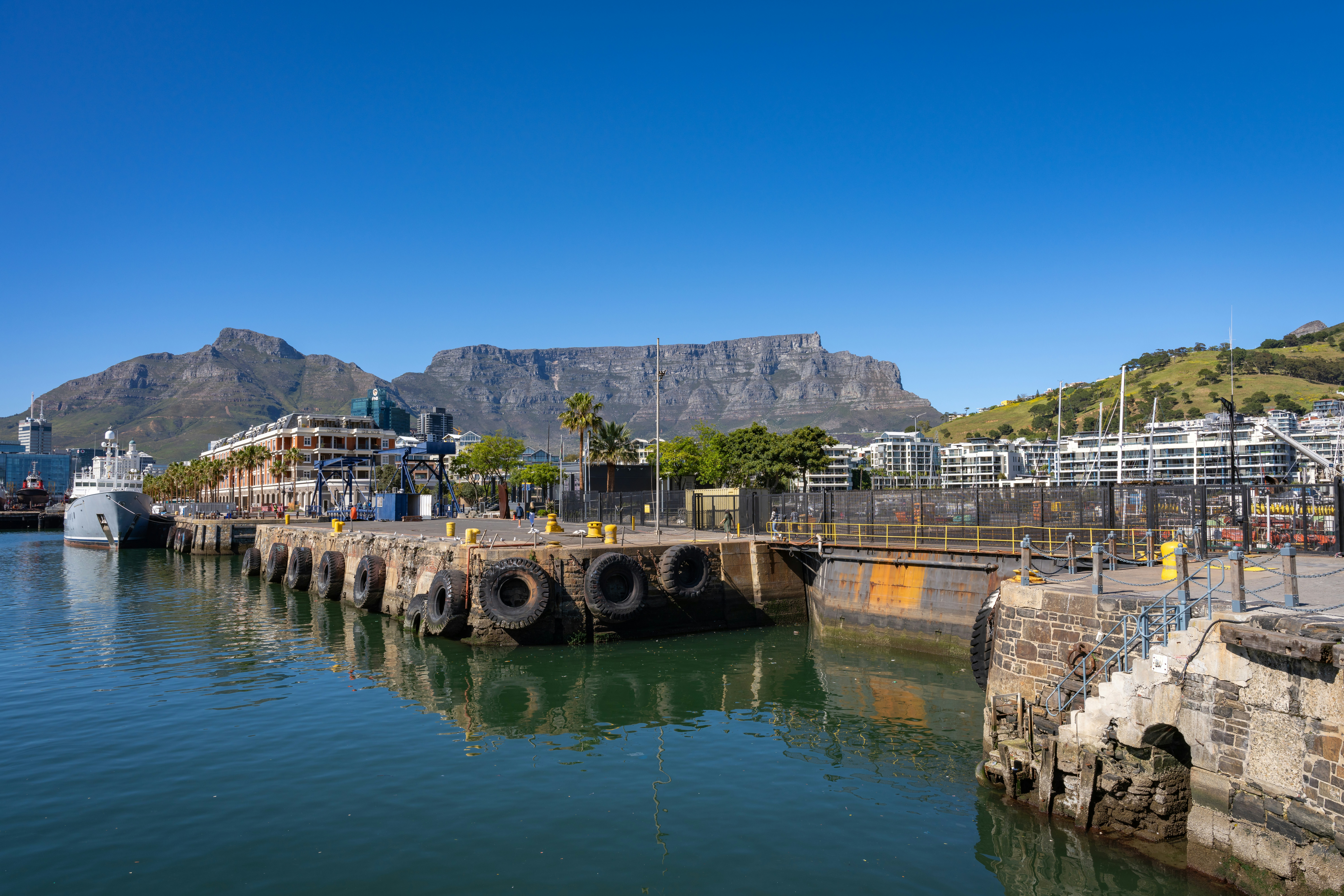 ein großes Gewässer mit einem Berg im Hintergrund