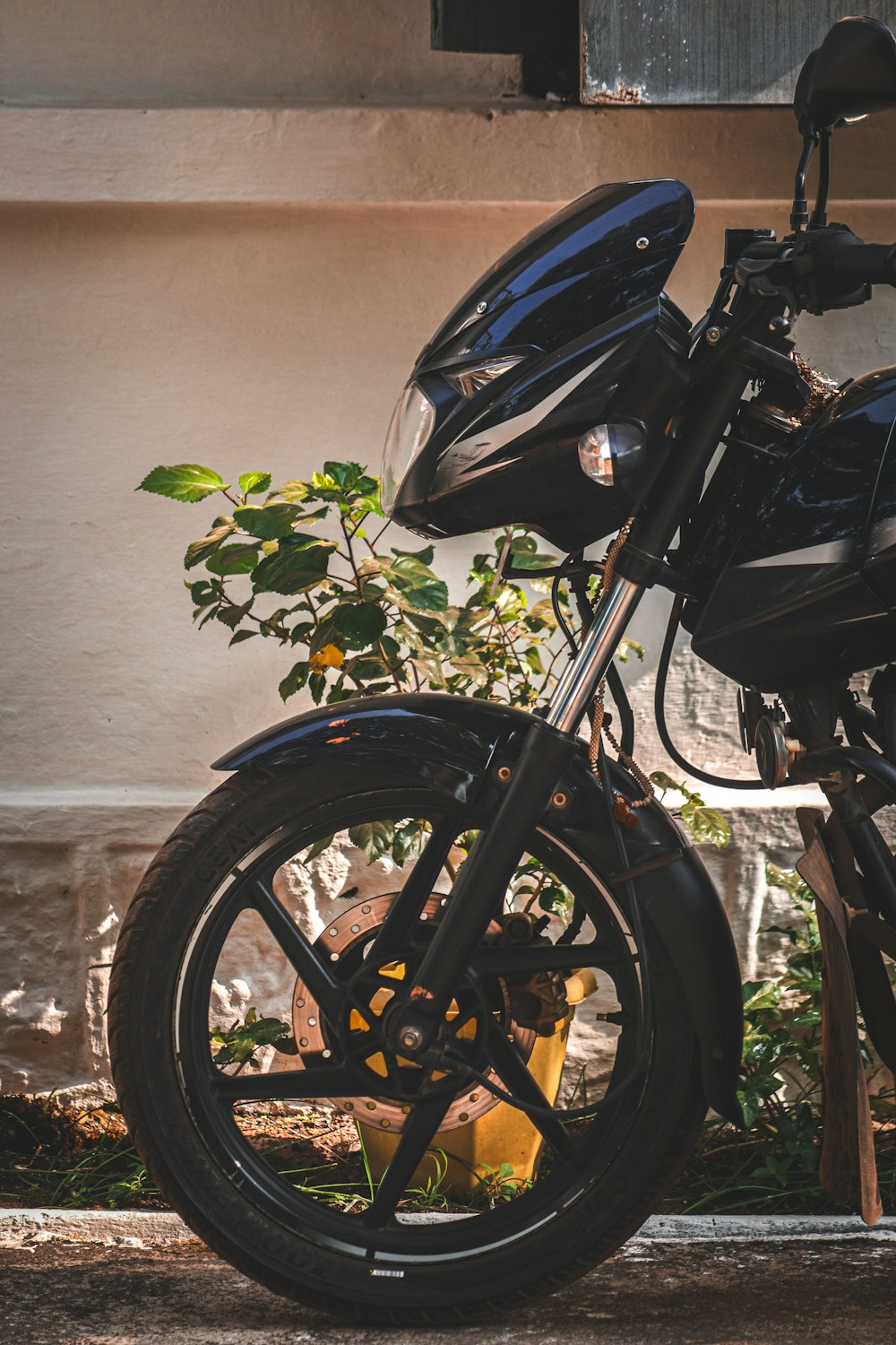 a black motorcycle parked in front of a building