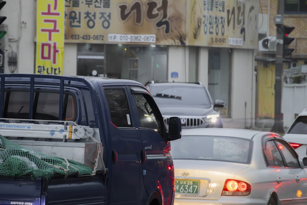 a busy city street filled with lots of traffic