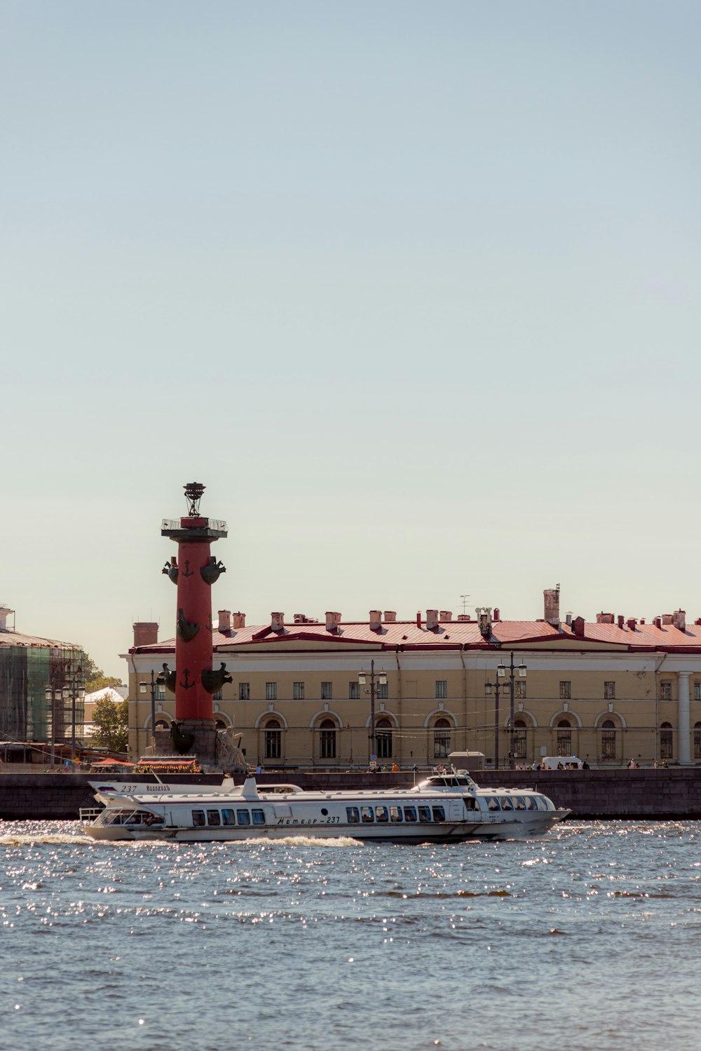 a boat is in the water near a large building