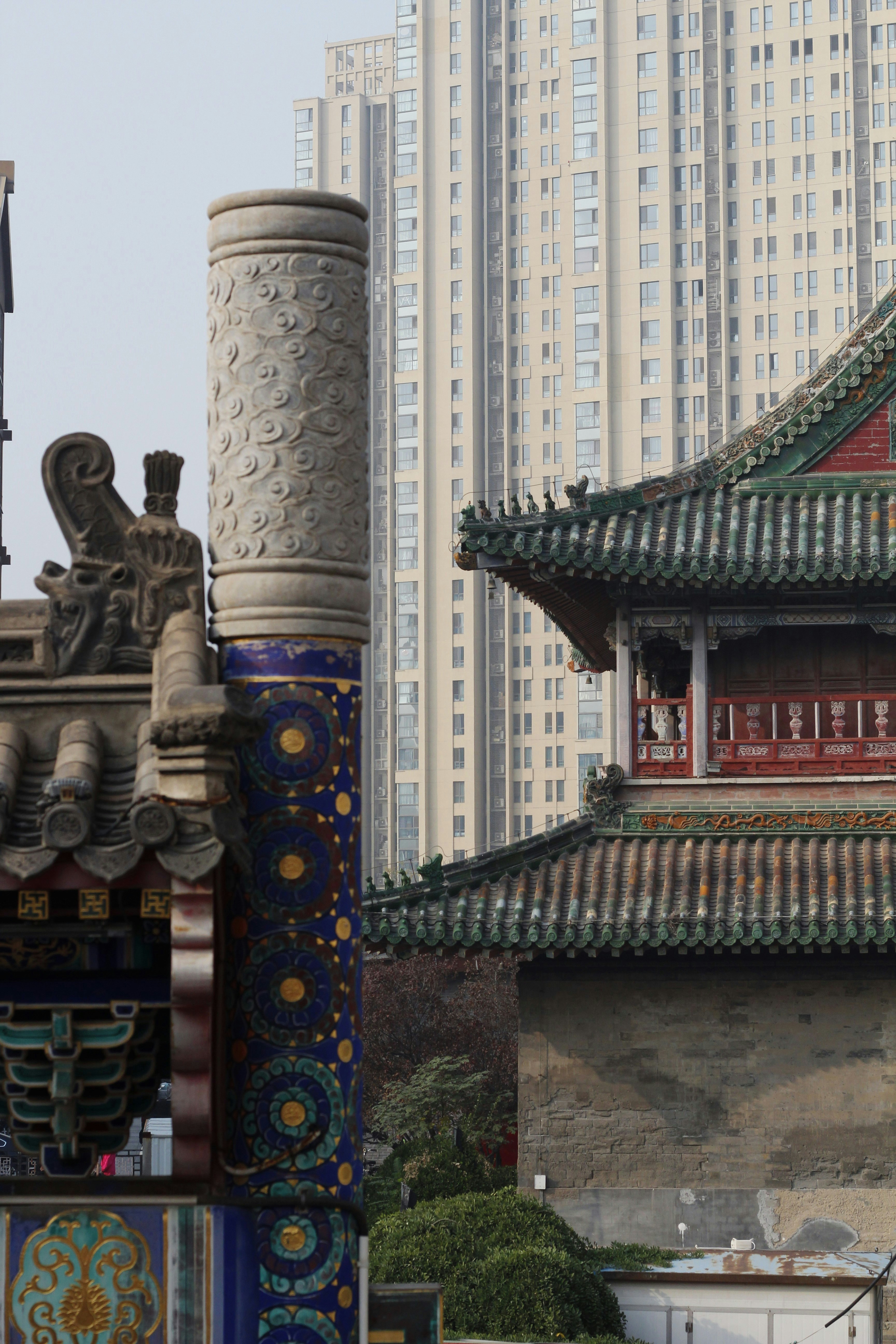 その上に時計がある高層ビル