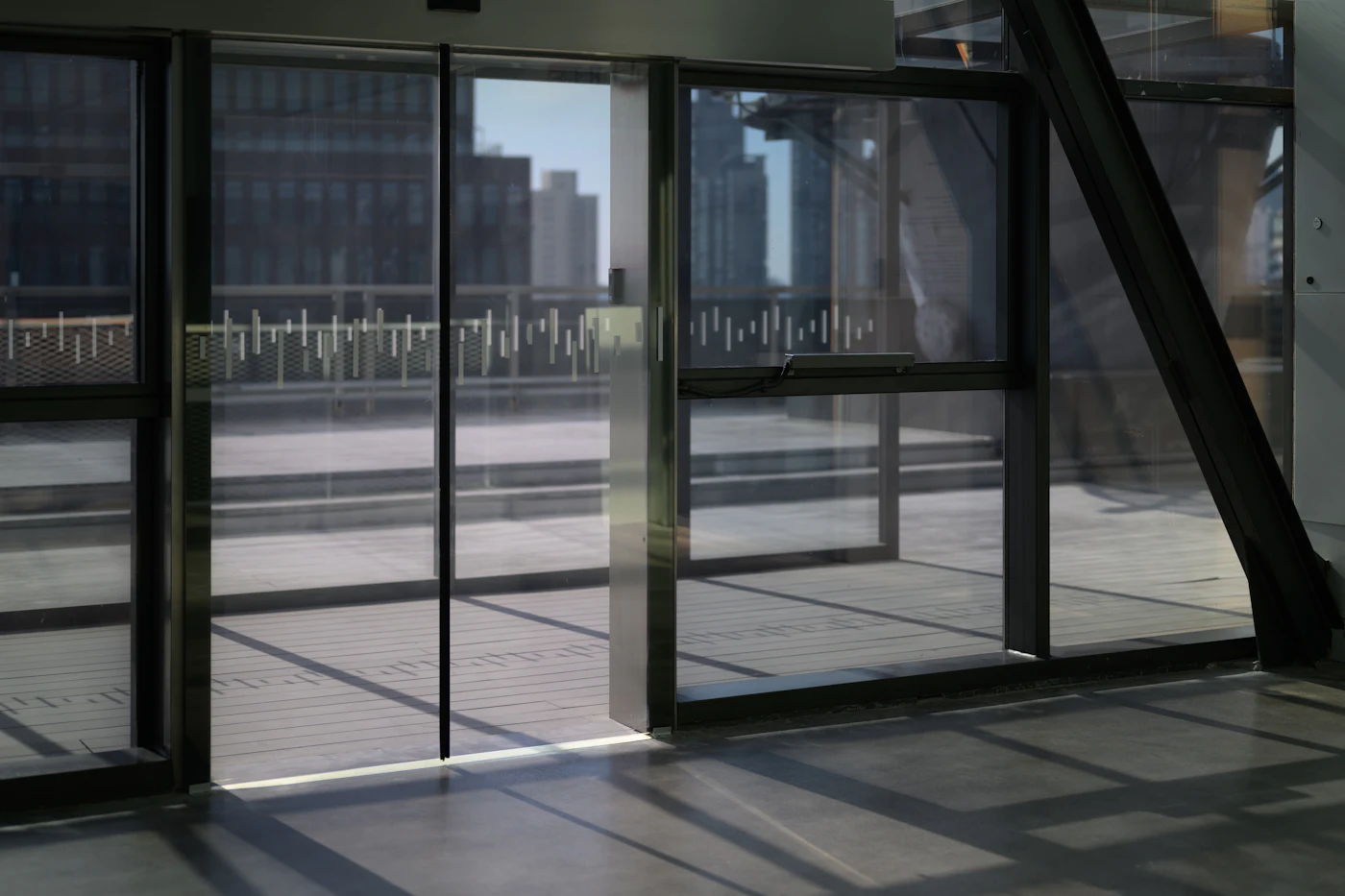 Grossflächige Schiebetürenfront mit Blick auf eine Terrasse