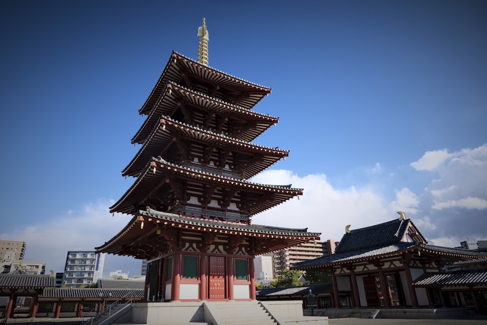 um pagode alto sentado no meio de um edifício