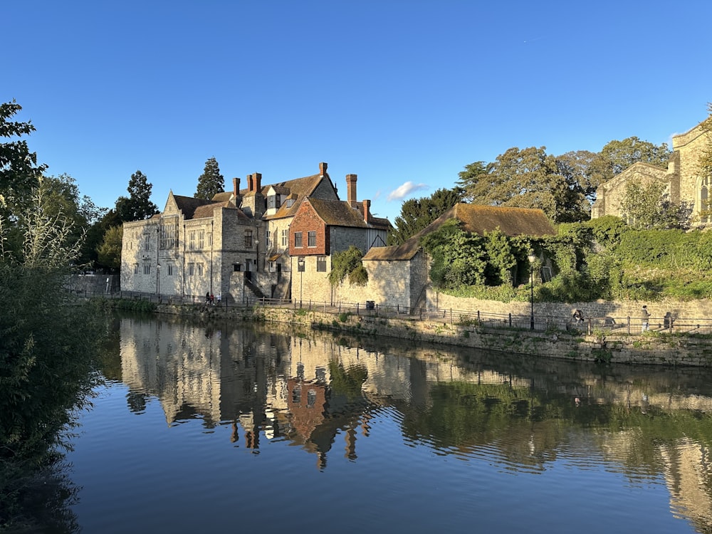 um grande edifício ao lado de um corpo de água