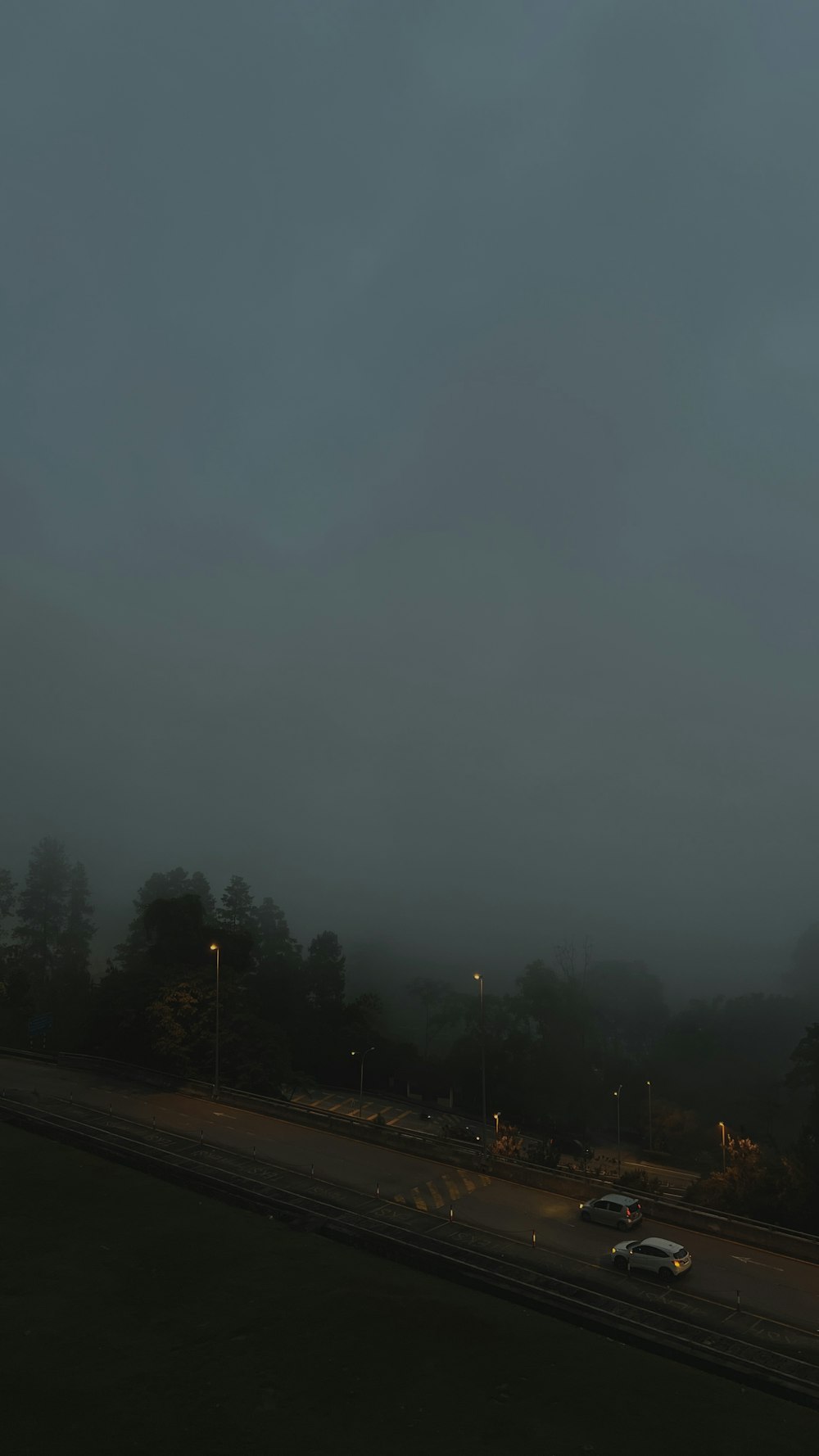 Une nuit brumeuse avec des voitures qui roulent sur la route