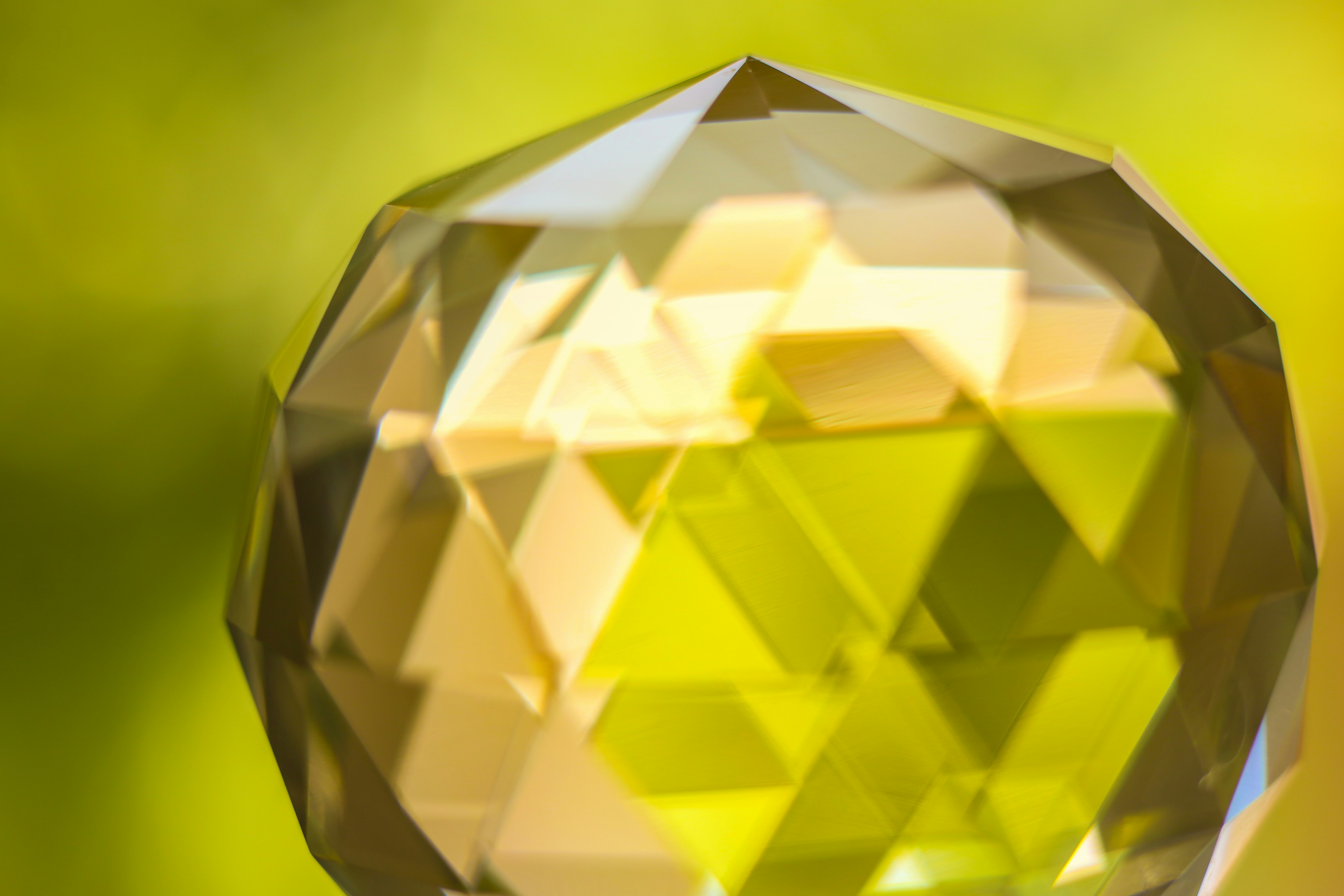 a-close-up-of-a-yellow-diamond-on-a-blurry-background-WJ-7eH52lRg