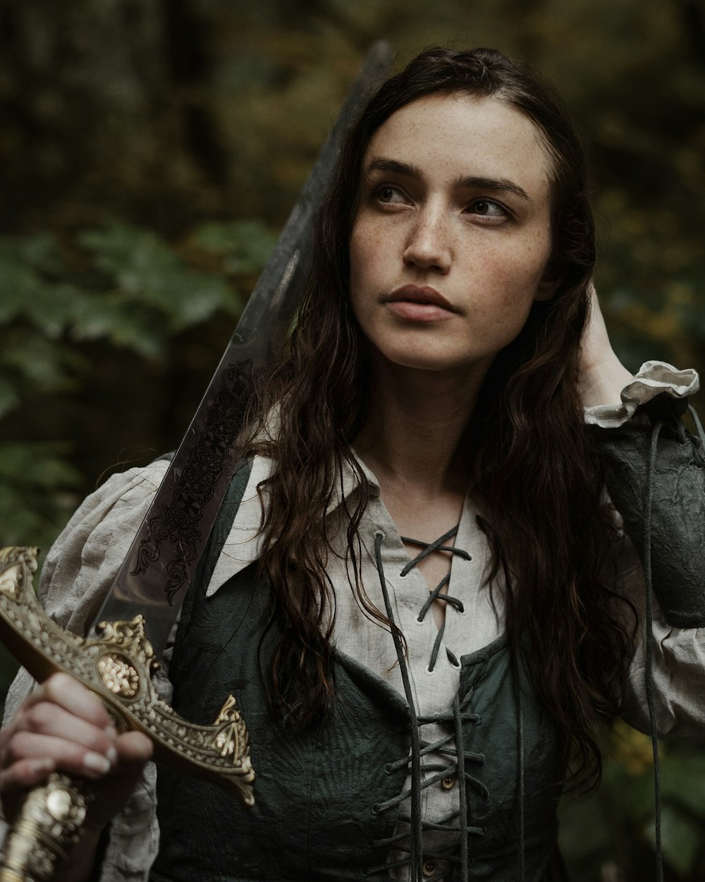 uma mulher vestida de pirata segurando uma espada