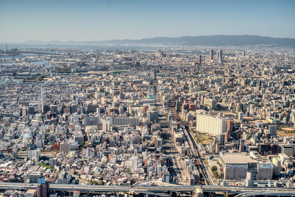 Une vue aérienne d’une ville avec beaucoup de grands bâtiments