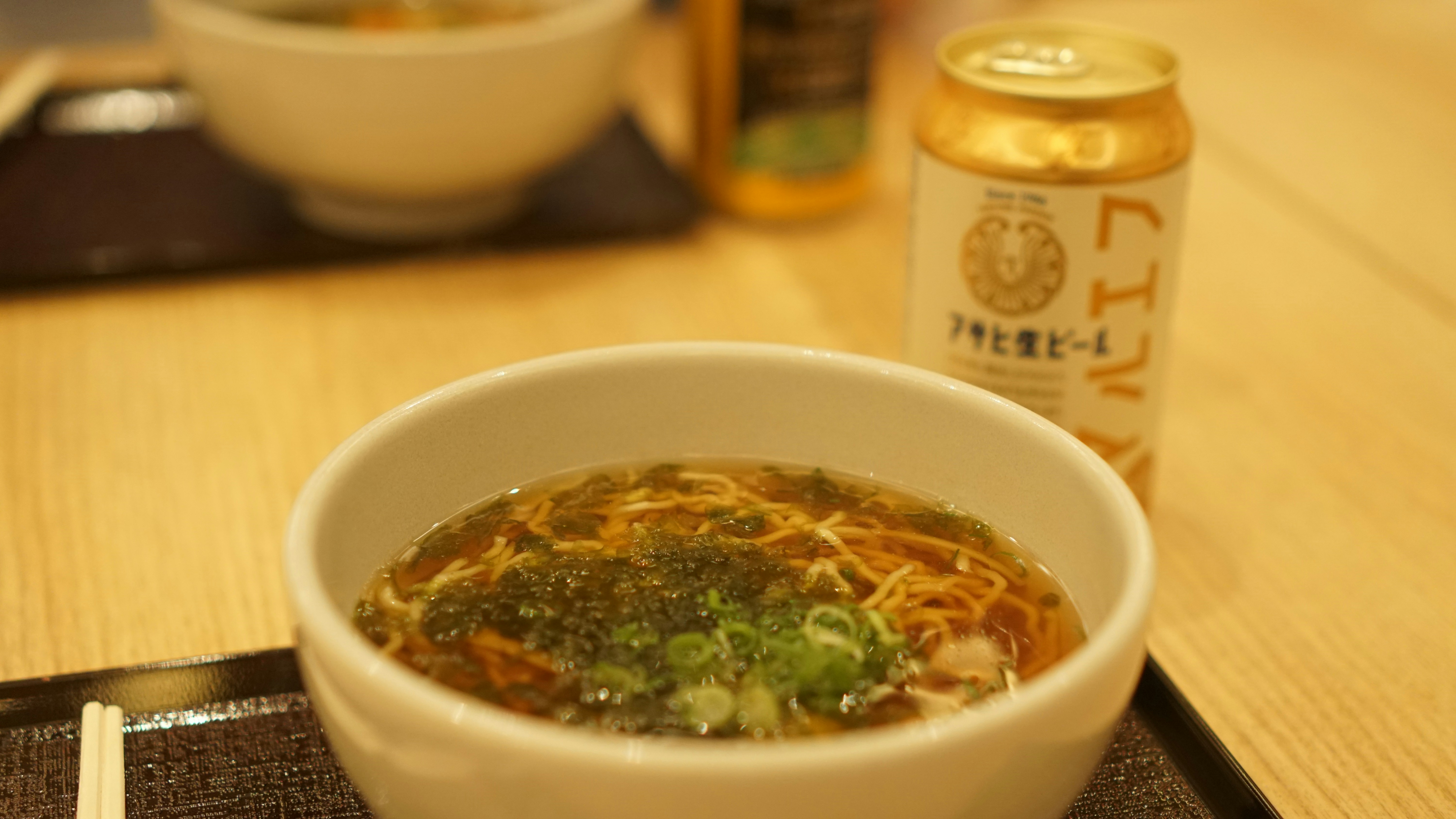 semangkuk sup dengan brokoli dan mie