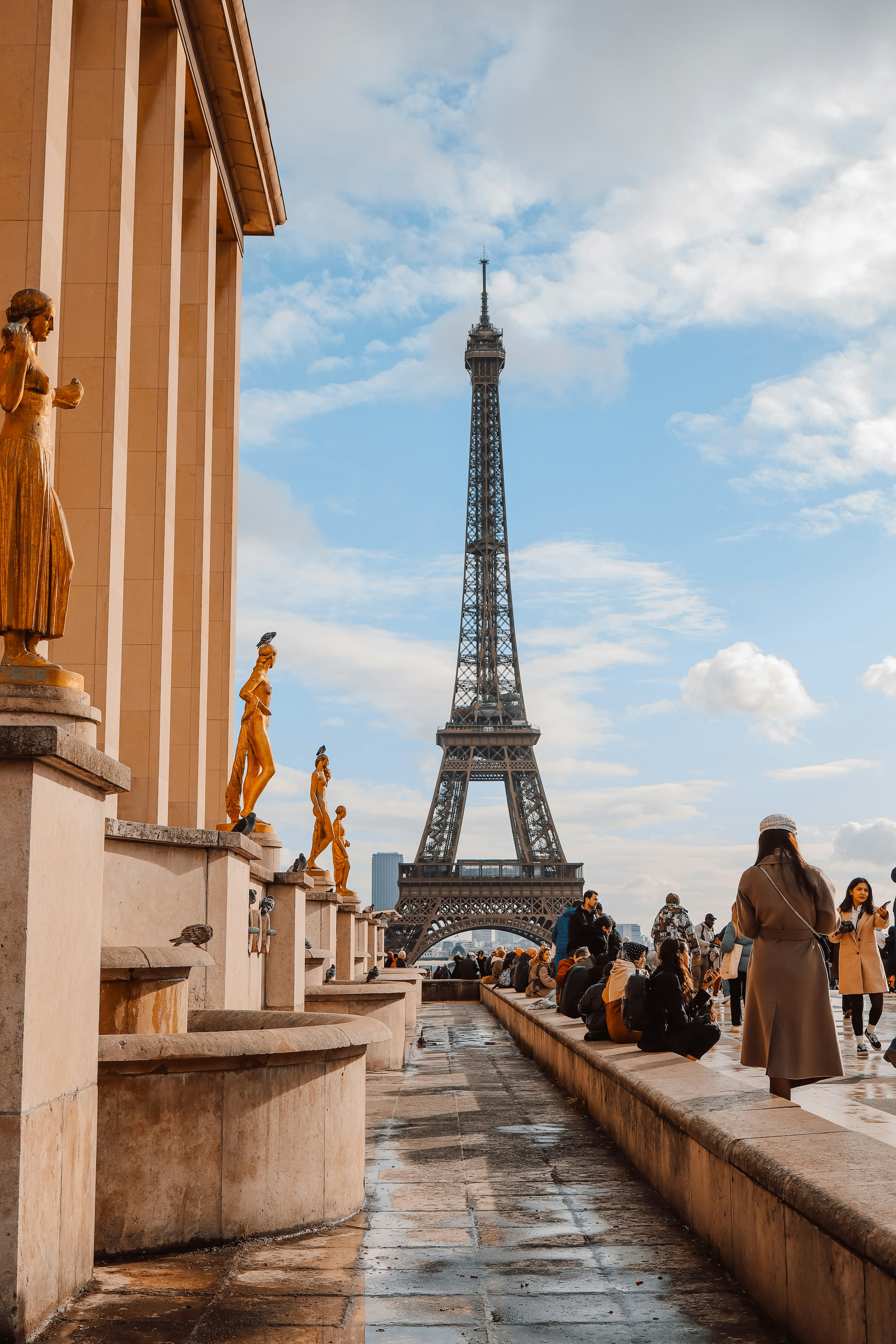 Un groupe de personnes debout devant la Tour Eiffel