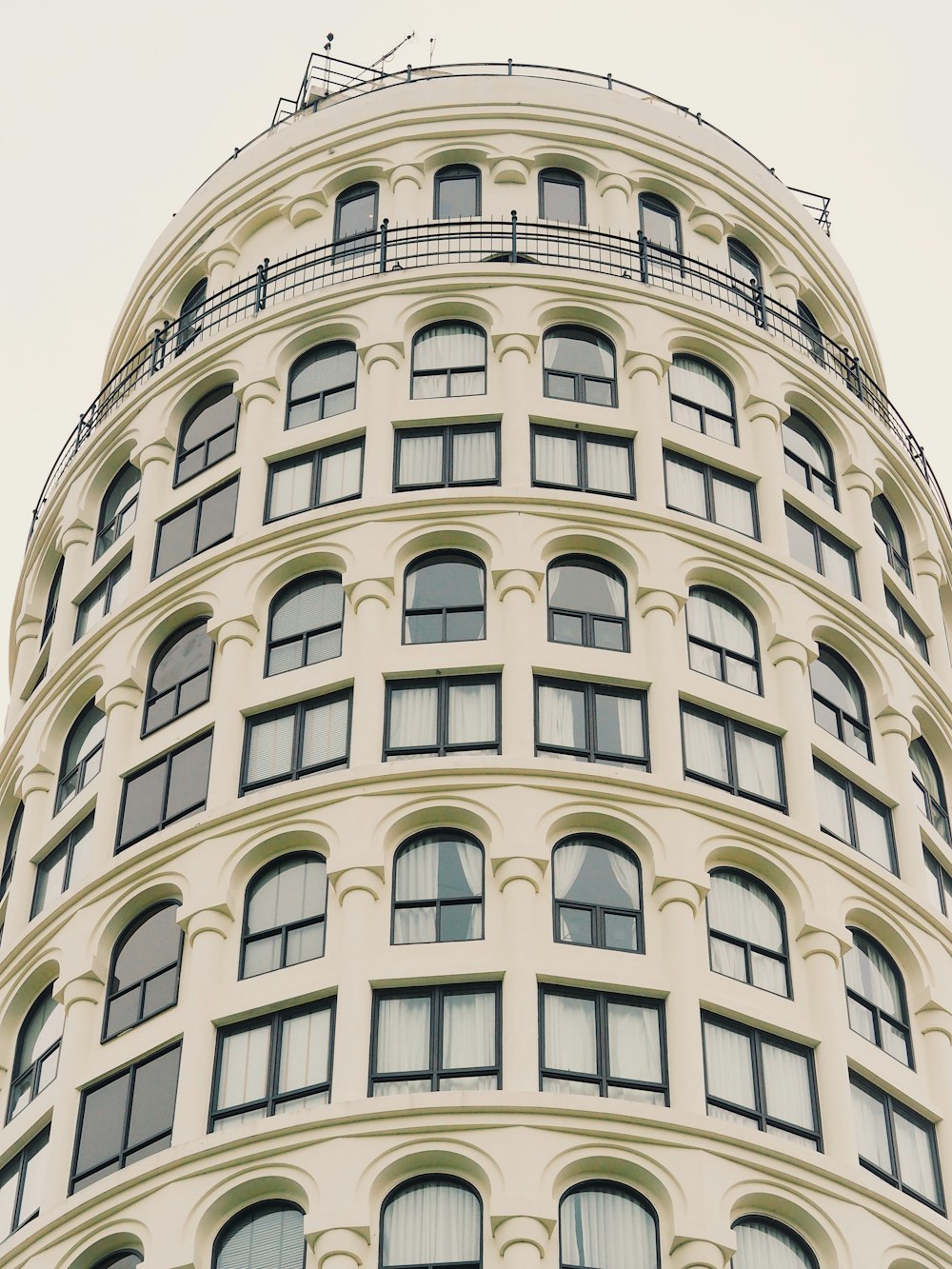 um edifício branco alto com muitas janelas