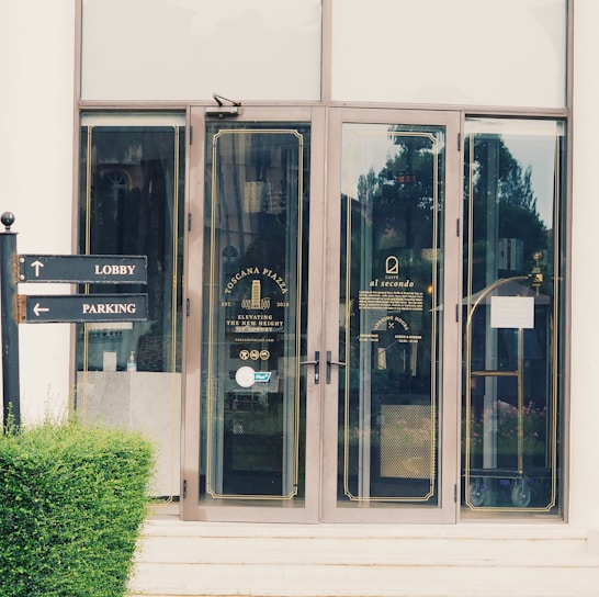 Photo of Taisi Rosa Advocacia office entrance with welcoming signage.