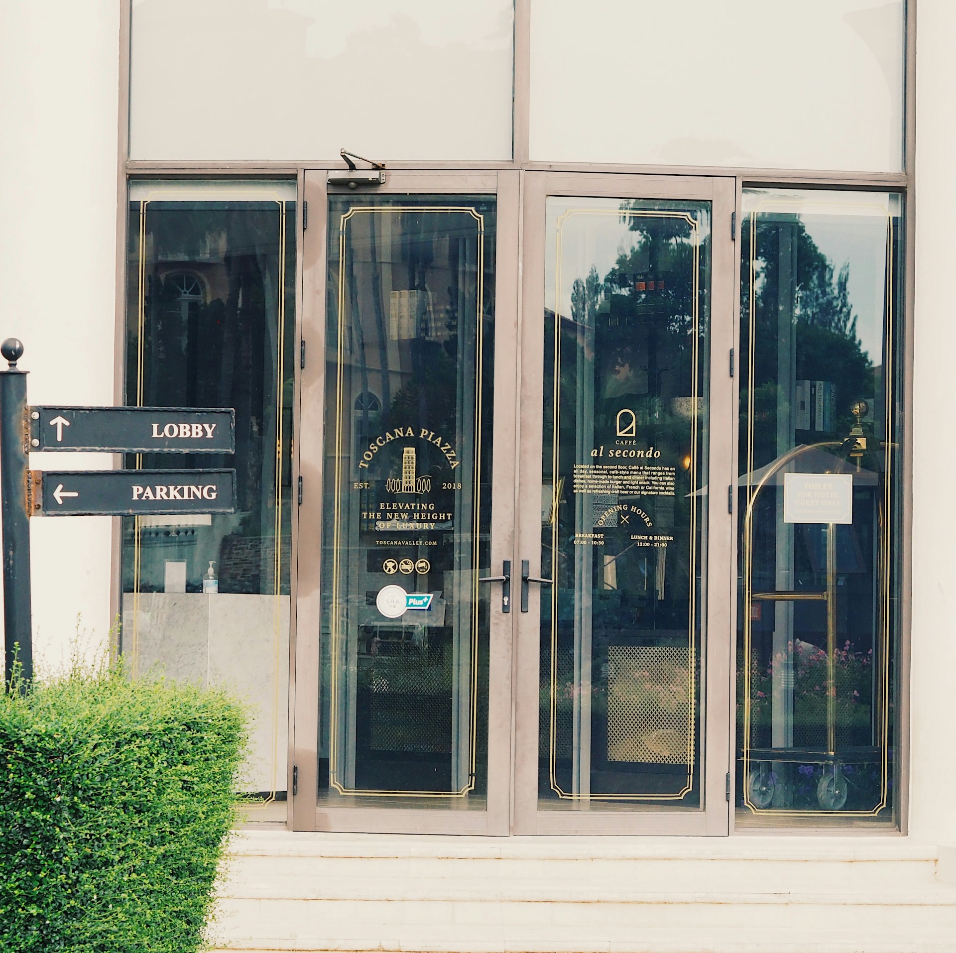 gray computer monitor