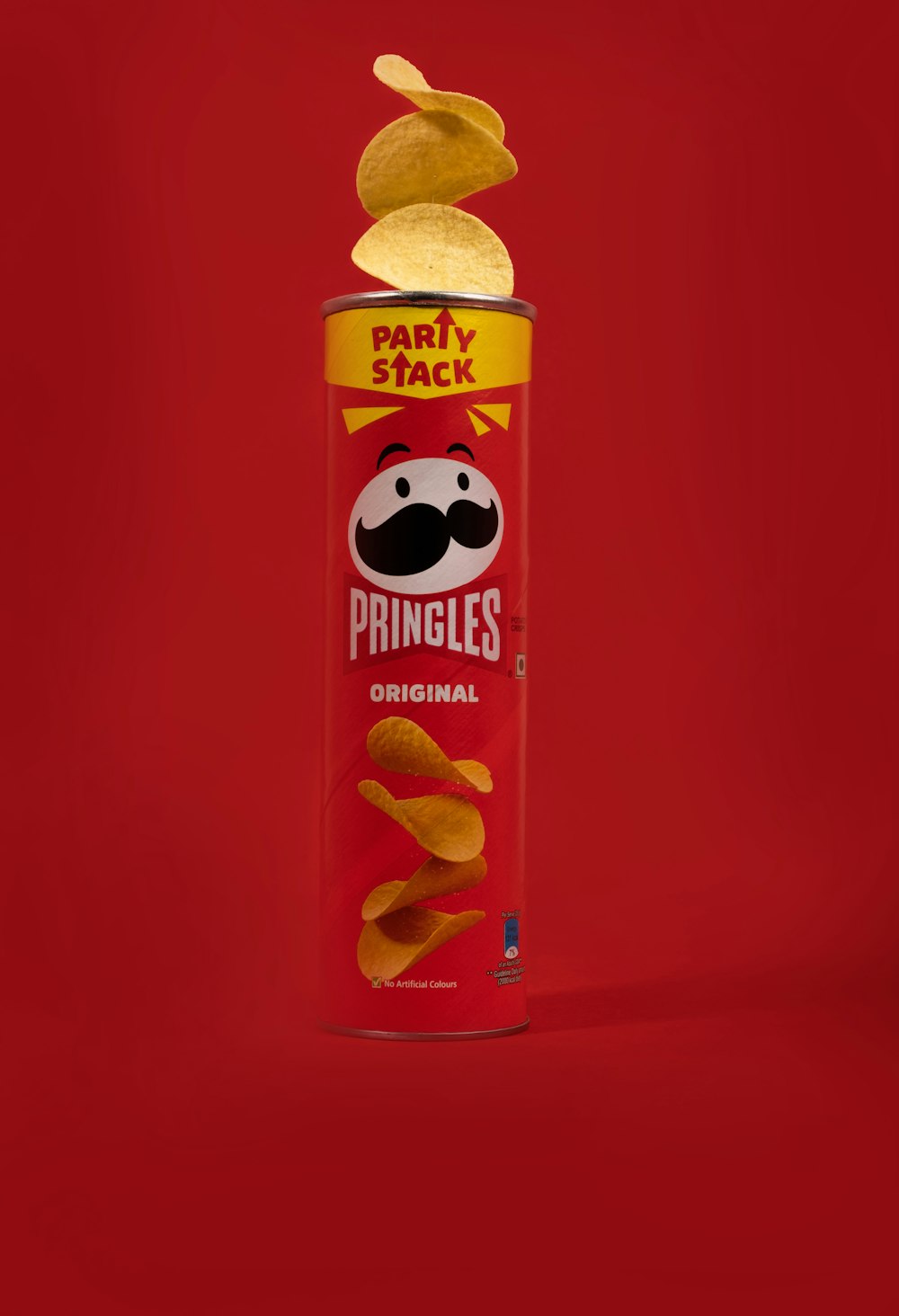 una lata de Pringles sobre un fondo rojo