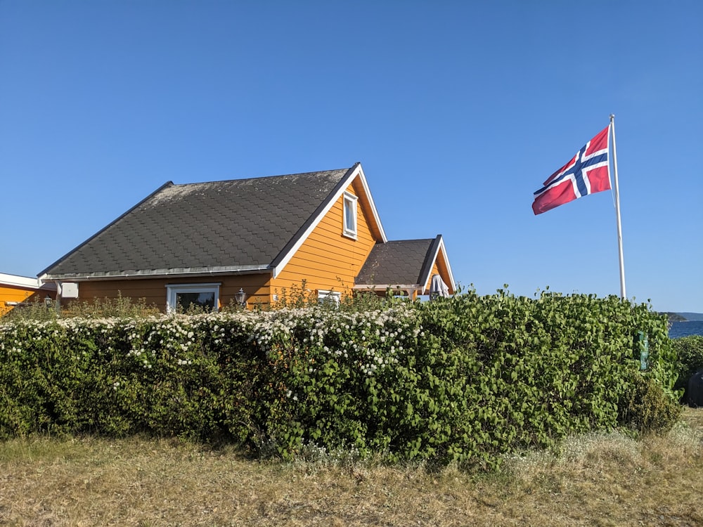 uma casa com uma bandeira em cima dela