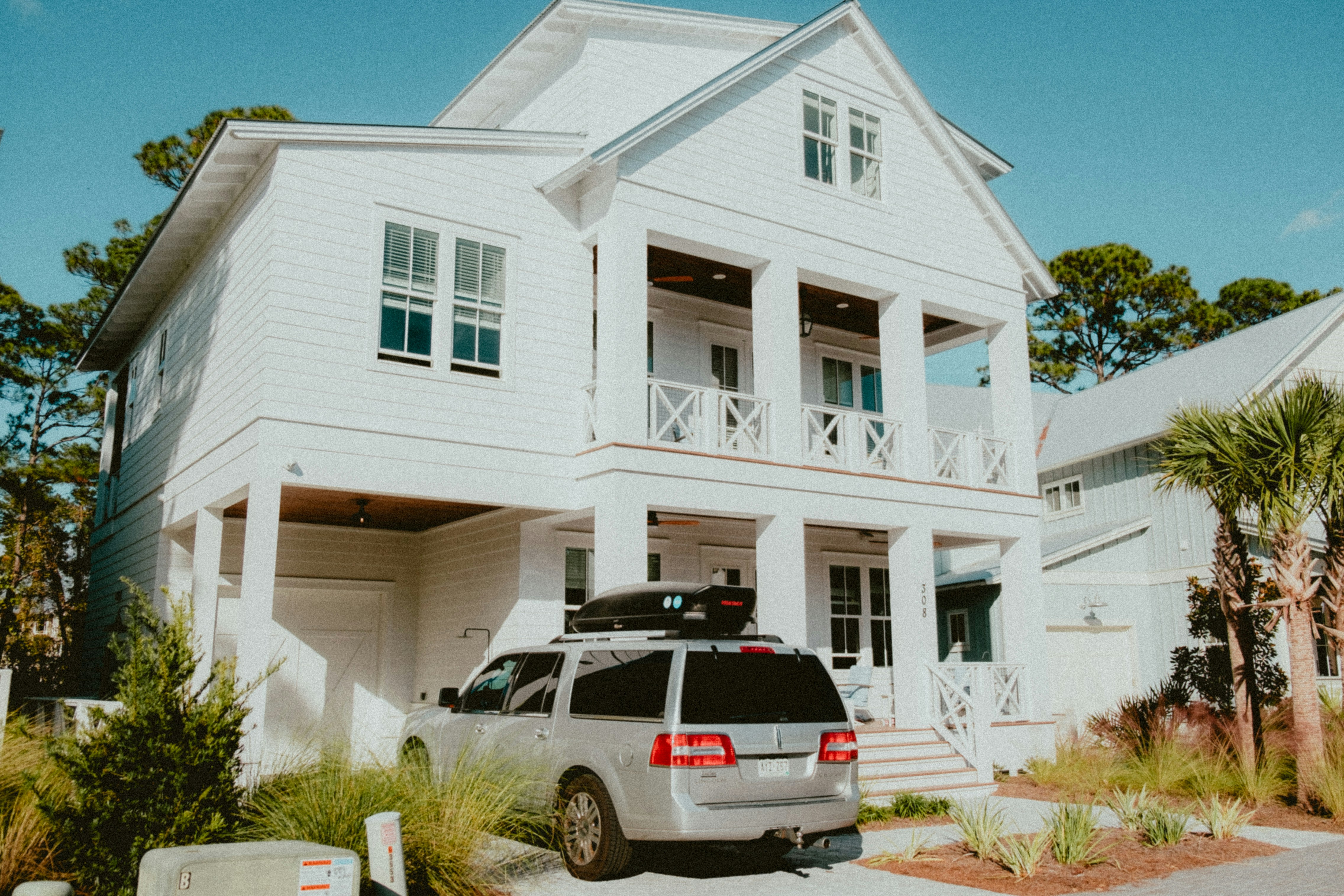 A car parked in front of a white house photo – Free Car Image on Unsplash