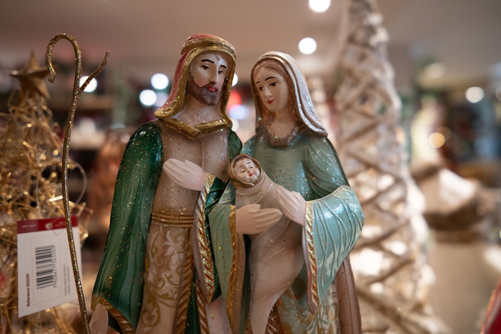 Una estatuilla de una mujer sosteniendo a un niño Jesús