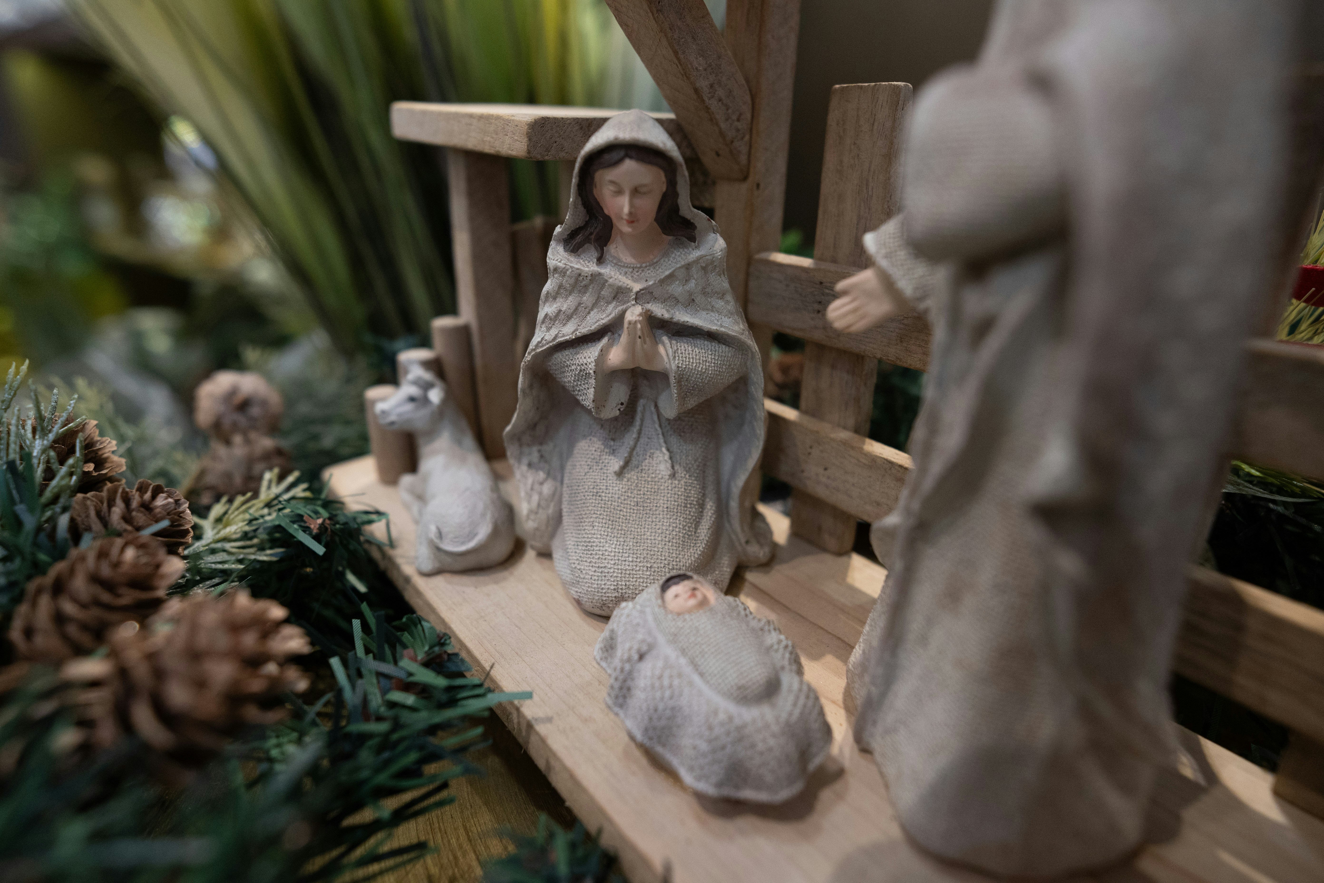 A nativity scene of a nativity scene with figurines photo Free