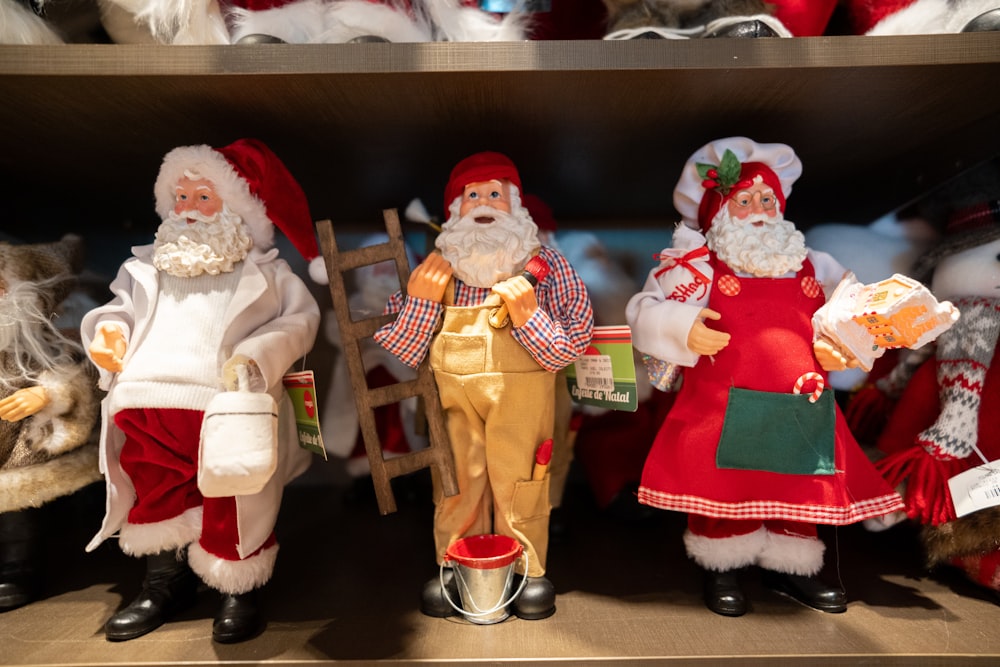 Un grupo de figuritas de Papá Noel sentadas en un estante