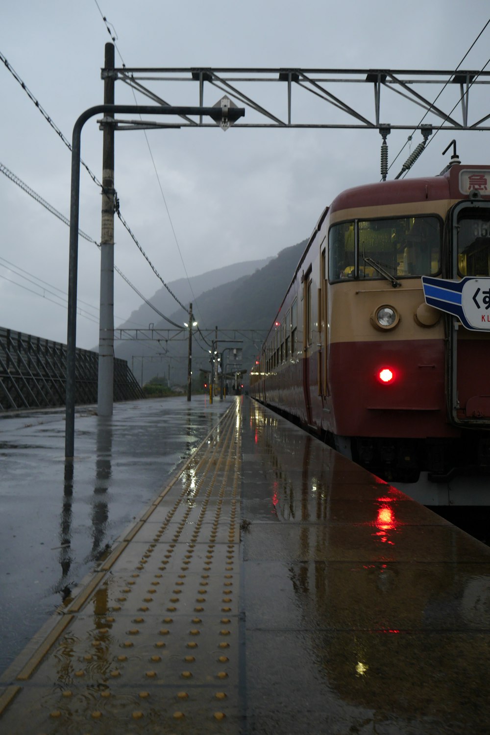 Un tren rojo y amarillo viajando por las vías del tren