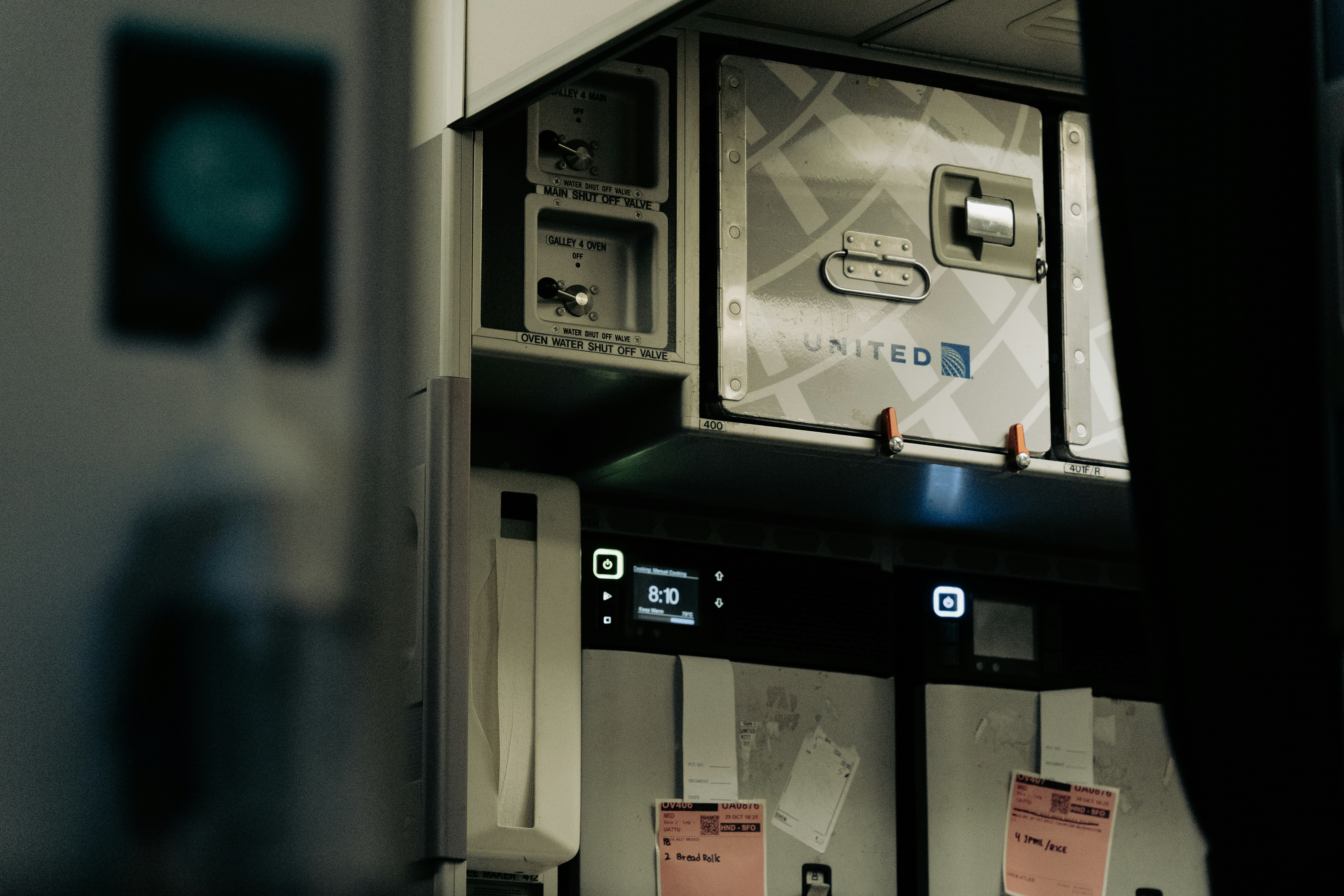 sekelompok peralatan listrik yang ada di dalam ruangan