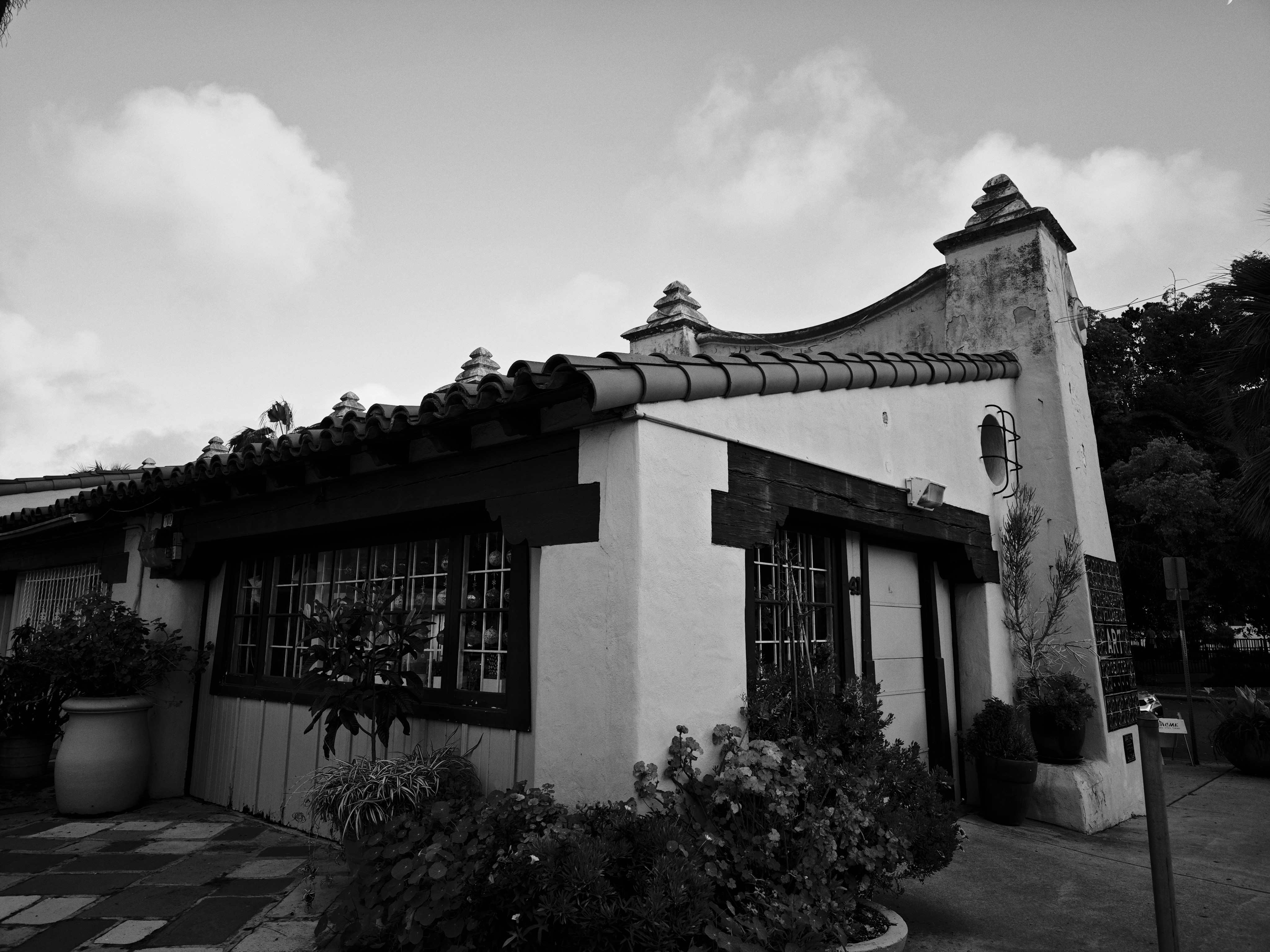 a black and white photo of a building