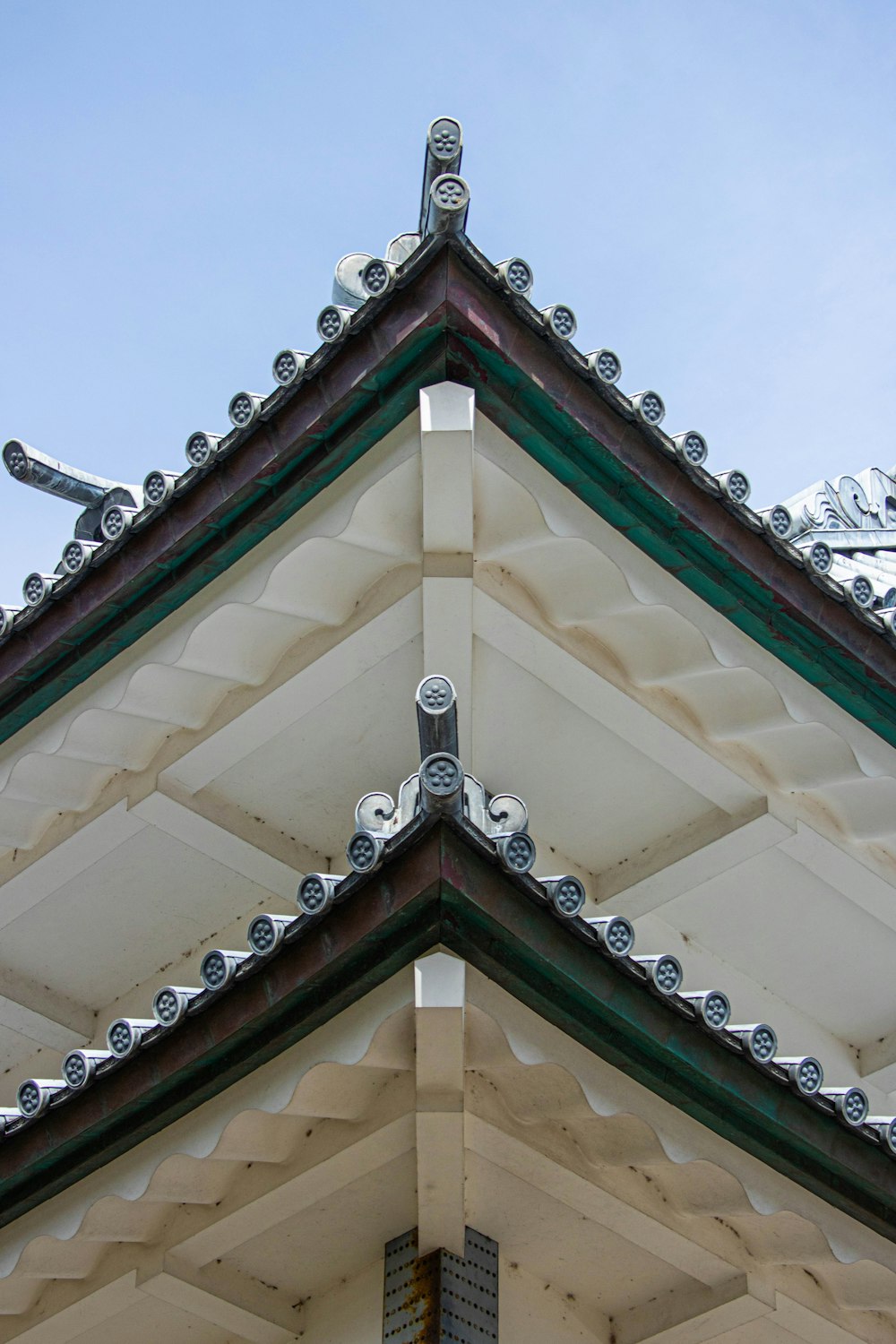 the roof of a building with a sky background