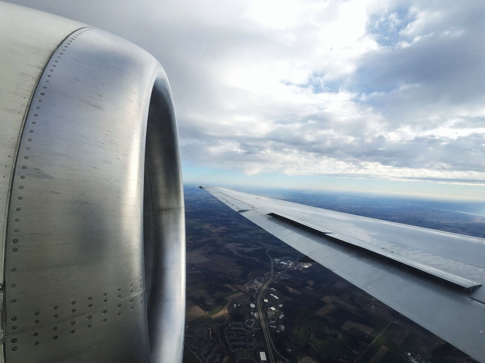 a view of the wing of an airplane