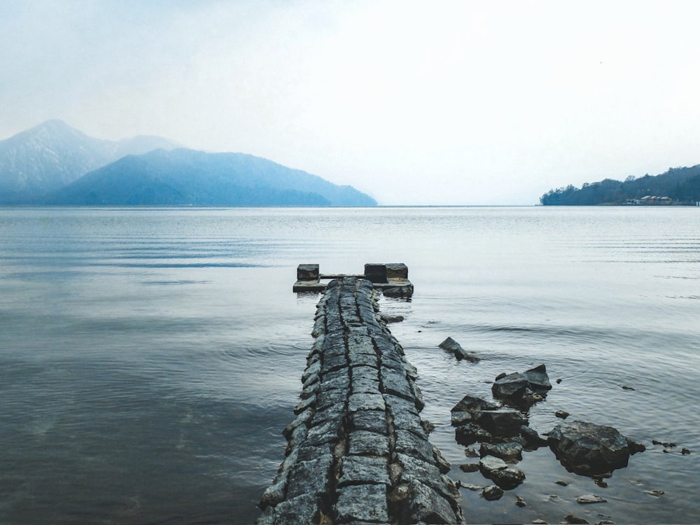un quai en bois assis au milieu d’un lac
