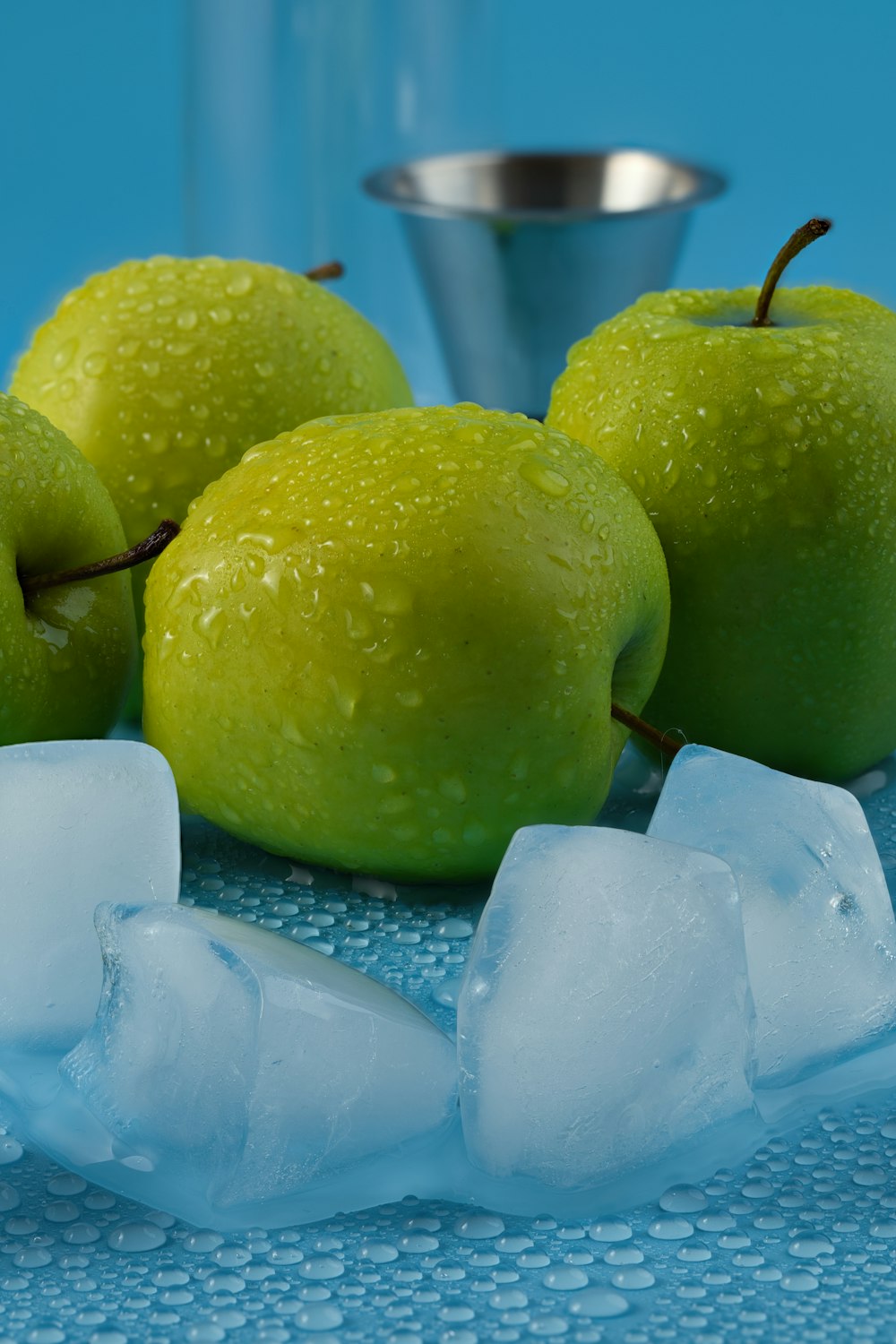 Eine Gruppe grüner Äpfel sitzt auf Eis