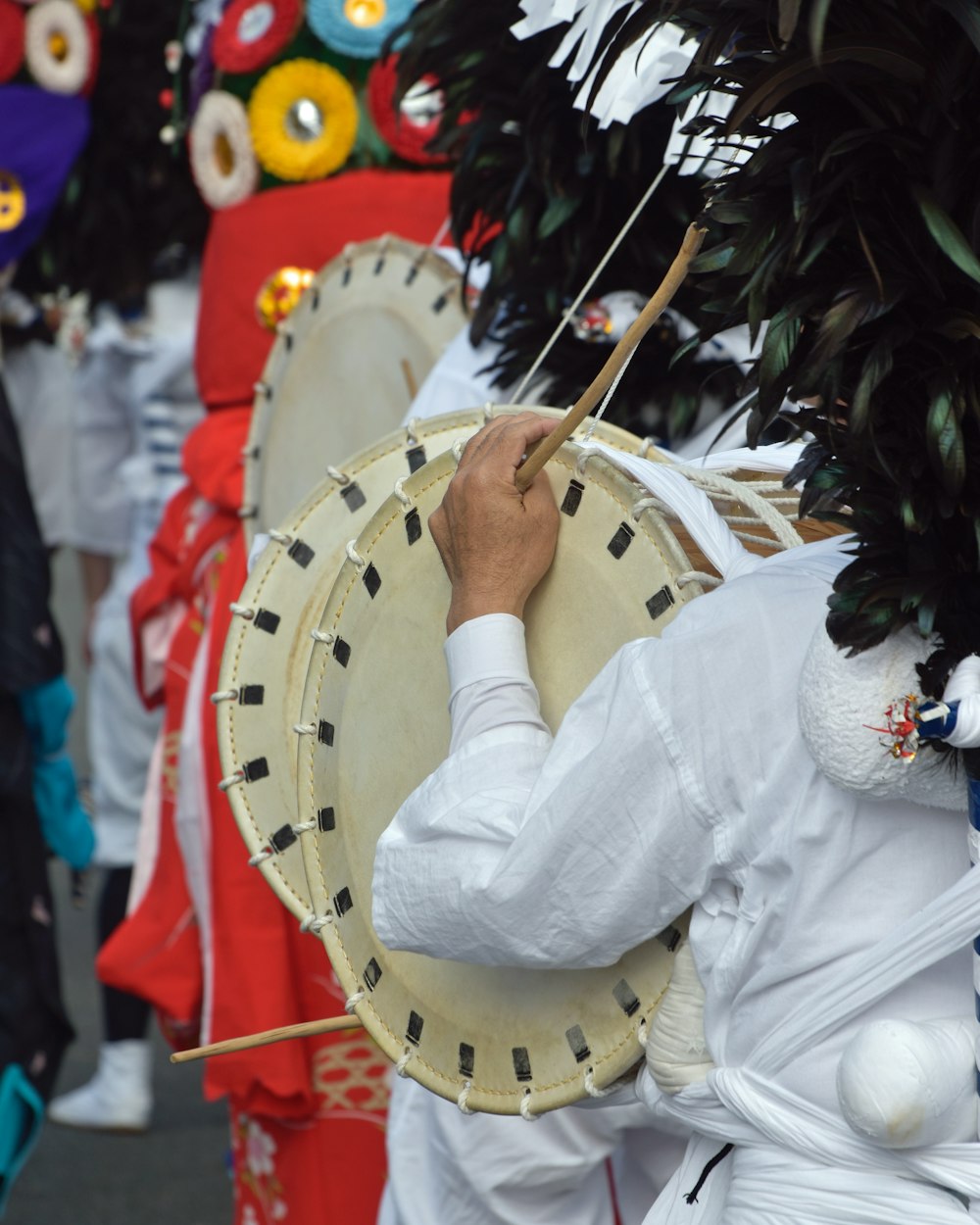 un homme en costume blanc jouant d’un instrument de musique