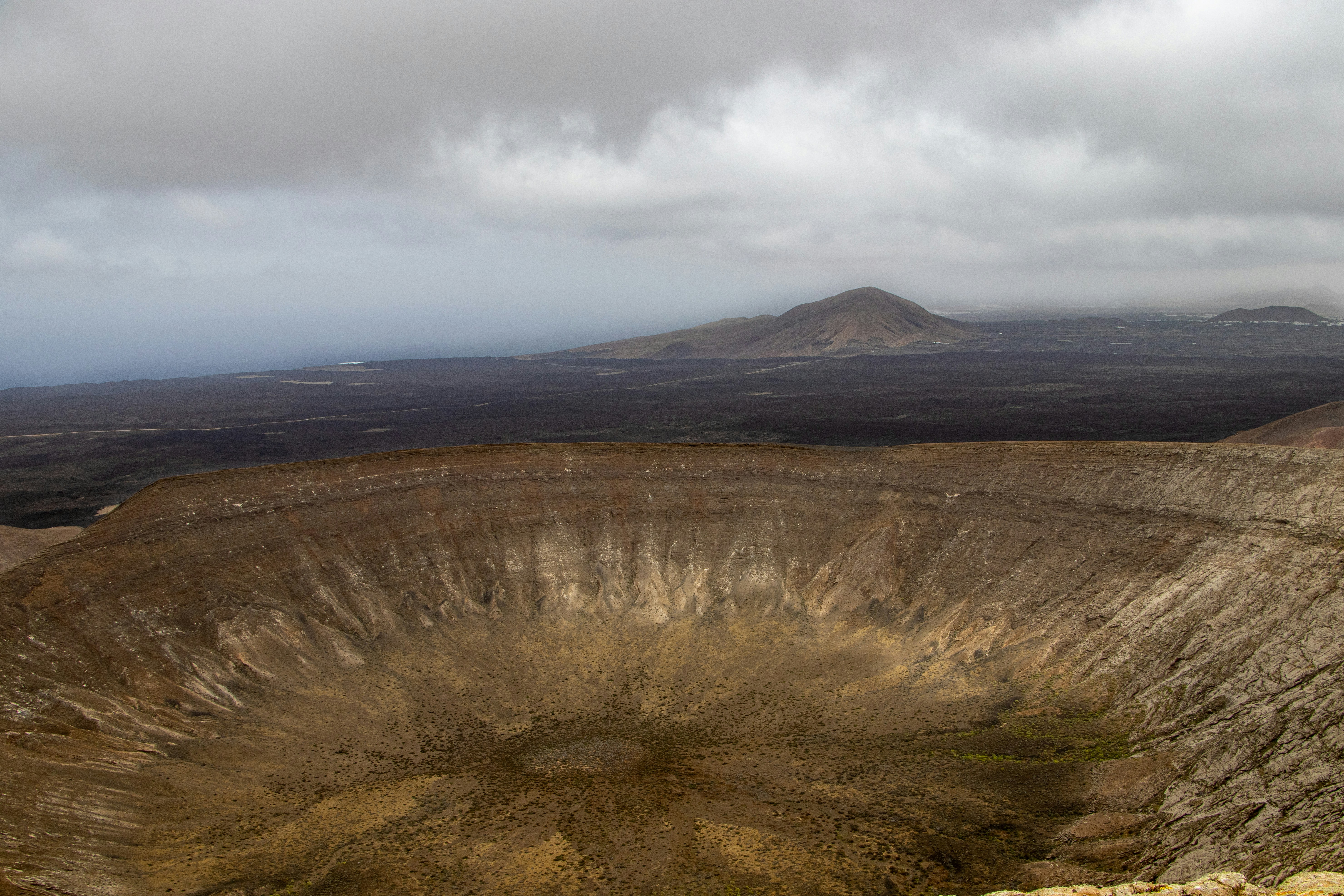 Ein großer Krater mitten in einer Ebene Foto Kostenloses Bild zum