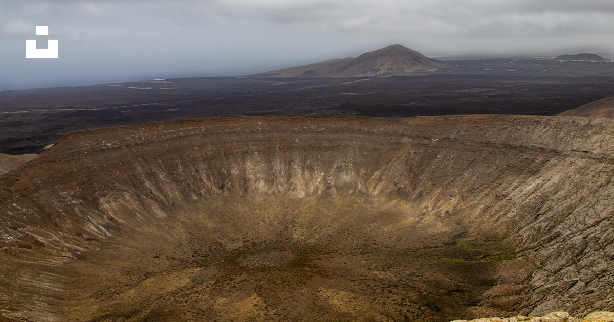 Ein großer Krater mitten in einer Ebene Foto Kostenloses Bild zum