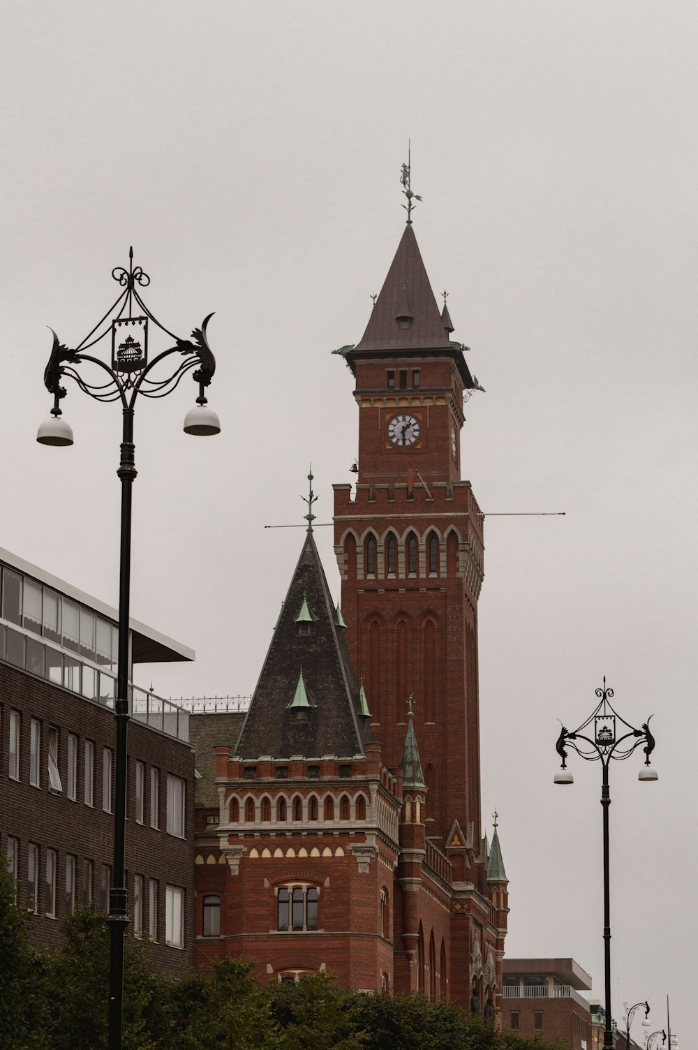 una alta torre de reloj que se eleva sobre una ciudad