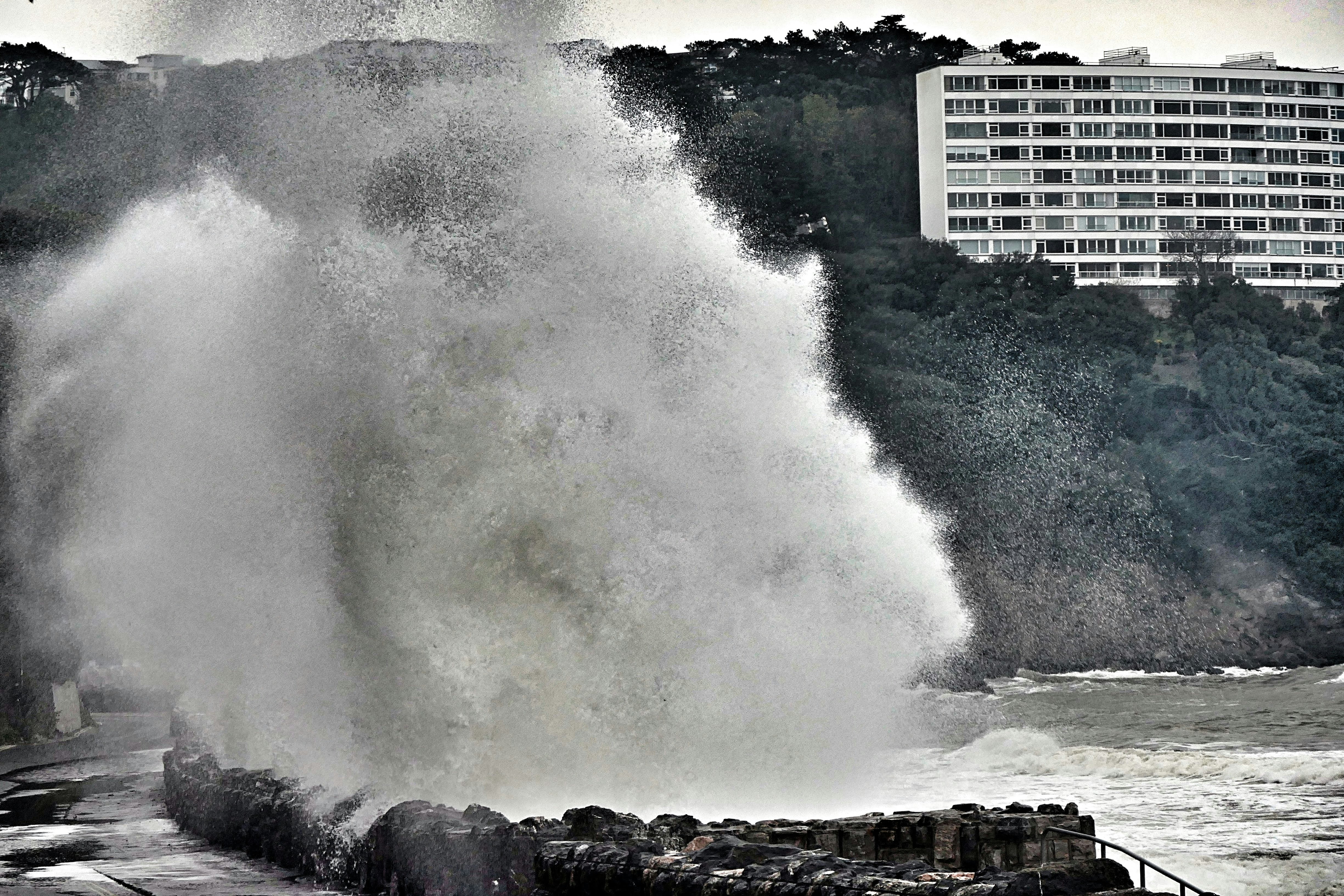 Una grande onda si infrange sulla riva di una città