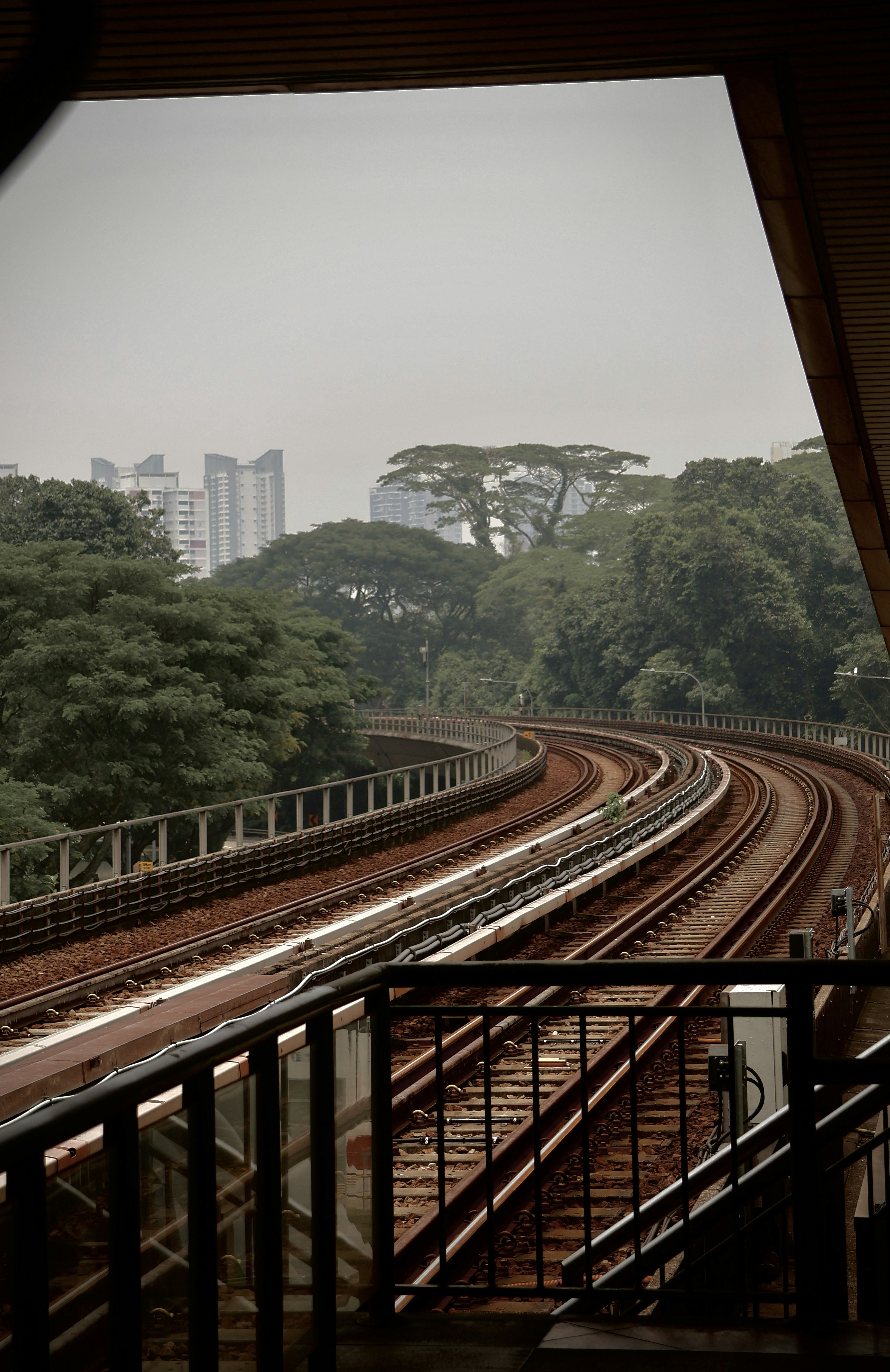 uma vista de um trilho de trem a partir de uma plataforma