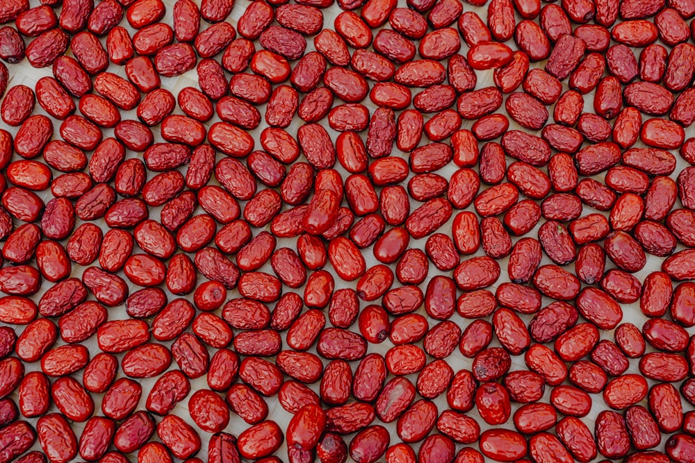 un tas de haricots rouges posé sur une table