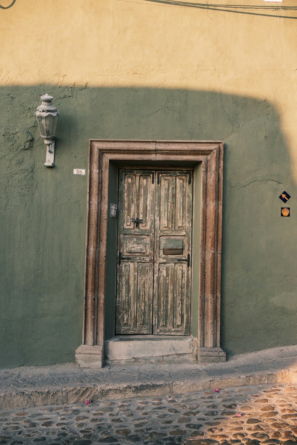 una puerta de madera en el costado de un edificio