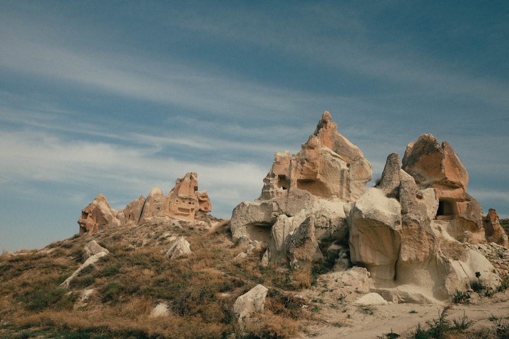 un groupe de rochers assis au sommet d’une colline